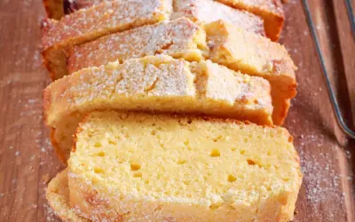 Puszyste ciasto cytrynowe, pokrojone w plastry i posypane cukrem pudrem. Idealny przepis na ciasto na niedzielne popołudnie.