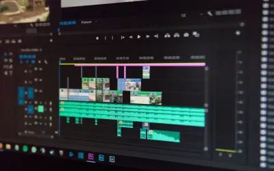 Ekran komputera z programem do edycji wideo. Widoczny jest pasek czasu z klipami wideo i ścieżkami audio, gotowy do montażu.