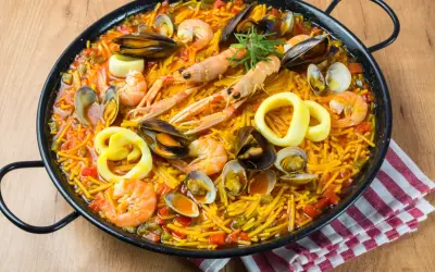 Fideuà catalane, un plat de pâtes aux fruits de mer, crevettes, moules, calamars et langoustines, prêt à être dégusté.