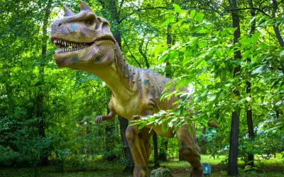 Witaj w parku ruchomych dinozaurów! Gigantyczny, realistyczny model tyranozaura czeka na Ciebie wśród bujnej zieleni.
