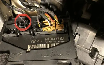 Moduł komfortu VW Passat B6, widoczne złącza i wiązka przewodów. Czerwone kółko zaznacza jedno ze złączy, potencjalnie związane z bezpiecznikami.