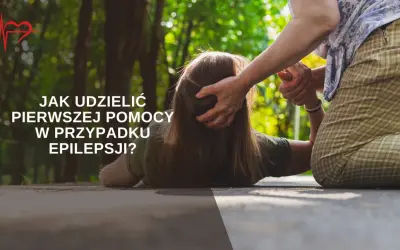 Starsza osoba pomaga osobie leżącej na ziemi, udzielając pierwszej pomocy w przypadku padaczki.