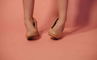 Scarpe eleganti color carne che slanciano la figura, perfette anche per chi ha caviglie grosse.