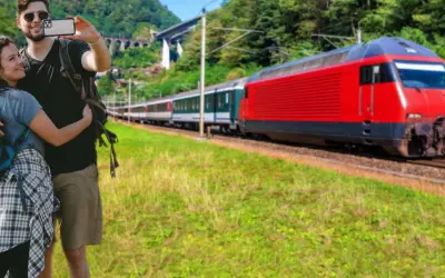 Para z Gdańska robi sobie selfie na tle pociągu i malowniczego krajobrazu.