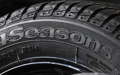 Zbliżenie na oponę całoroczną z napisem "4Seasons" i oznaczeniem 205/55R16 88H.