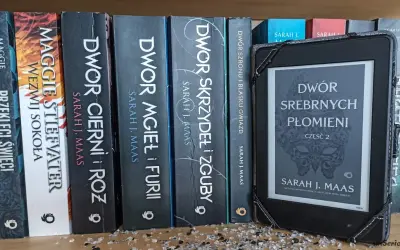 Na półce stoją książki z serii **Dwór Cierni i Róż** autorstwa Sarah J. Maas, obok e-czytnik z okładką "Dwór Srebrnych Płomieni".