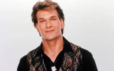 Patrick Swayze, gwiazda kultowych **patrick swayze filmy**, w charakterystycznej koszuli z wzorem.