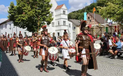 Römer marschieren mit Trommeln und Schilden beim Markt Kipfenberg.