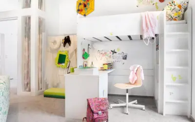 Ein kleines Kinderzimmer, perfekt eingerichtet für ein Schulkind. Ein Hochbett, Schreibtisch und viel Platz zum Spielen und Lernen.