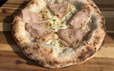 Neapolitanische Pizza Rezept: Köstliche Pizza mit Mortadella, Pistazien und cremiger Käsesauce.