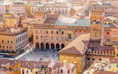 Widok na Piazza Maggiore w Bolonii, skąd łatwo zaplanować, jak dojechać z Bolonii do Florencji.