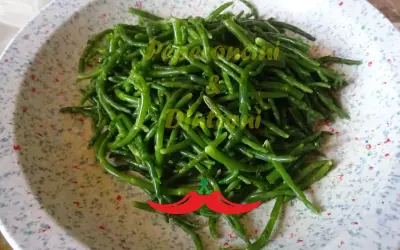 Un piatto di asparagi di mare freschi, verdi e croccanti, pronti per essere gustati.