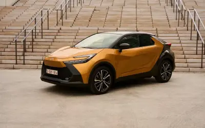 Złoty Toyota C-HR Hybrid. Sprawdź atrakcyjną **toyota hybryda cena** i wybierz swój wymarzony model.