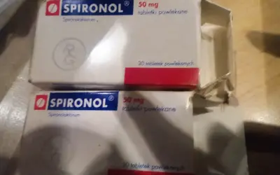 Dwie paczki leku Spironol 50 mg, stosowanego m.in. na nadciśnienie i obrzęki.