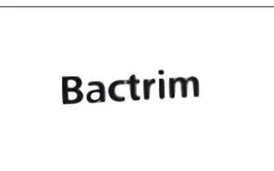 Napis "Bactrim" na białym tle. Informacja o tym, bactrim na co jest stosowany, może być kluczowa dla zdrowia.