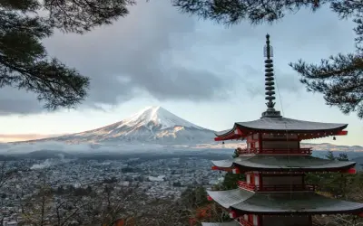 Vacker vy av Fuji med pagod i förgrunden. En påminnelse om att vaccin Japan är viktigt för resan.