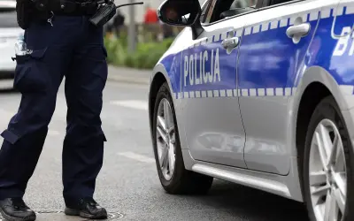 Policjant stoi obok radiowozu. Czy policja może namierzyć wyłączony telefon? To pytanie, na które odpowiedź może być kluczowa w śledztwie.