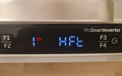 Wyświetlacz zmywarki Beko pokazuje "1 S HFE". Dowiedz się, jak zresetować zmywarkę Beko, gdy pojawi się ten kod błędu.