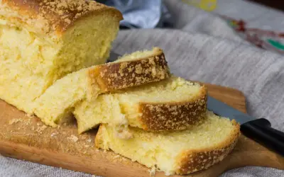Puszyste ciasto drożdżowe dla leniwych, posypane kruszonką, pokrojone na kromki na desce.