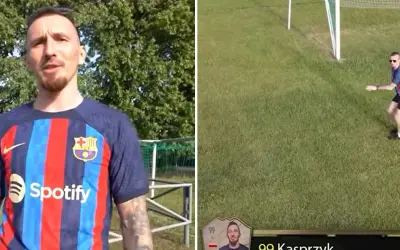 Szymon Kasprzyk w koszulce FC Barcelony i na boisku piłkarskim.