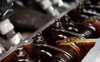 Mechanizm zaworowy silnika diesla, być może z powodu podwyższonych obrotów na biegu jałowym, pokryty olejem.