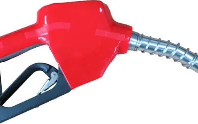 Czerwony pistolet do paliwa z metalową końcówką. Średnica wylotu to 3/4 cala, idealna do szybkiego tankowania.