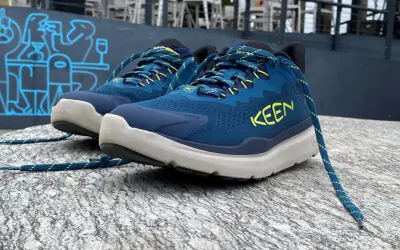 Niebieskie buty Keen z żółtymi akcentami, idealne na wędrówki. Keen to firma znana z wytrzymałego obuwia outdoorowego.