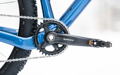 Zbliżenie na mechanizm korbowy roweru Shimano. Dowiedz się, jak wymienić pedały w rowerze, by cieszyć się jazdą.