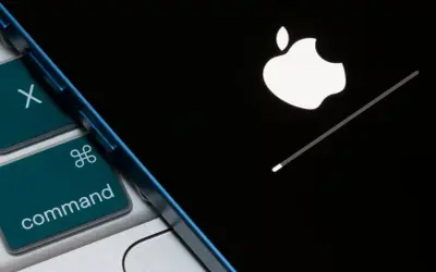 Klawiatura Mac z klawiszem Command i ekran iPhone'a z logo Apple i paskiem postępu. Dowiedz się, jak wyczyścić iPhone.