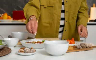 Une personne prépare une salade. Si vous cherchez par quoi remplacer du vin blanc dans une recette, pensez à des ingrédients frais et savoureux comme ceux présentés.