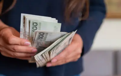 Ręce liczą banknoty 100 zł. To może być darowizna od rodziców 50 tys. na nowy samochód.