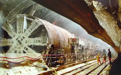 Ogromna maszyna drążąca tunel, budowa eurotunelu. Pociąg jeszcze nie przejechał, ale maszyna jest gotowa do pracy.