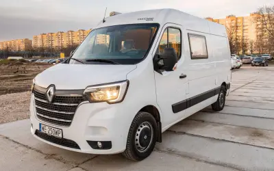 Biały kamper na bazie Renault Master 2, gotowy na przygodę.