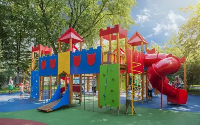 Jakie zabawki na plac zabaw wybrać, aby wspierać rozwój dzieci?