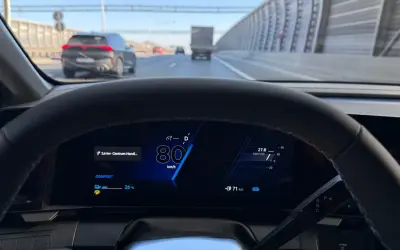 Na autostradzie jedziemy 80 km/h, co jest minimalną prędkością na tym odcinku. Zasięg 71 km.