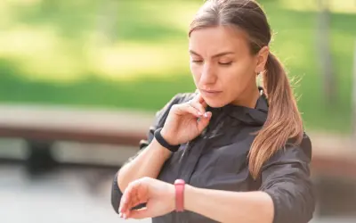 Kobieta sprawdza swój puls 85 na zegarku sportowym po treningu.