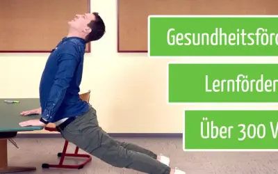Mann macht eine Rückbeuge über einem Schreibtisch. Gesundheit und Lernen werden durch diese Bewegungsspiele gefördert. Über 300 Videos verfügbar.