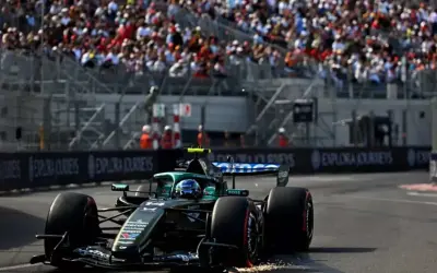 Un coche Aston Martin de F1 compite ante una multitud. Las últimas f1 noticias Aston Martin.