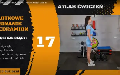 Kobieta wykonuje ćwiczenie hammer curl z różowymi hantlami. Na ekranie widnieje napis "Młotkowe uginanie przedramion".