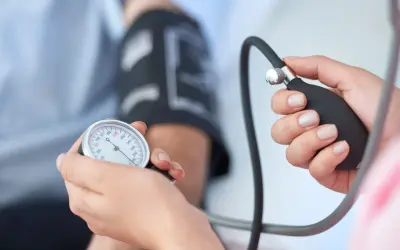 Mesure de la tension artérielle, un examen clé pour surveiller l'hypertension. L'eau adoucie peut jouer un rôle dans la gestion de cette condition.