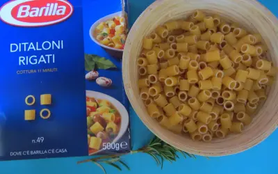 Makaron Ditaloni Rigati Barilla w misce, gotowy na pyszną zupę z ziemniakami (pasta patate).