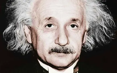 Portret Alberta Einsteina z charakterystyczną fryzurą i wąsami. Choć nie ma dokładnych danych, ile iq ma Einstein, jego geniusz jest niezaprzeczalny.