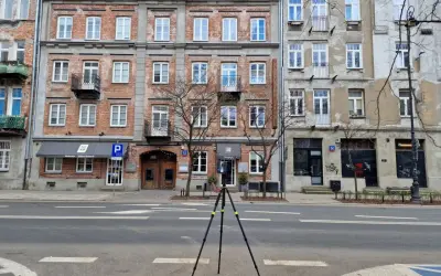Kamienice z cegły i tynku, z balkonami i oknami. Na parterze restauracja "Oficyna", co to za miejsce?