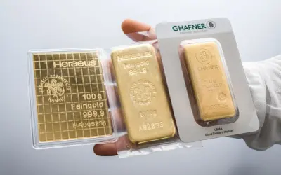 Trzy sztabki złota: 100g Heraeus, 1000g Heraeus i 500g Chafner. Spadek cen złota może skłonić do zakupu.