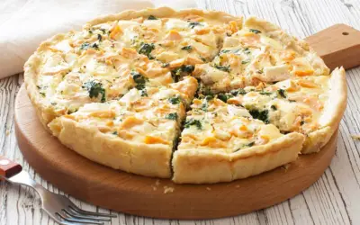 Tarta de espinacas y salmón, recién horneada y cortada en porciones, lista para disfrutar.