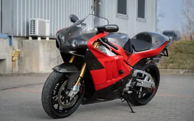 Sportowy motocykl z Japonii, czerwono-czarny, z elementami z włókna węglowego, gotowy do jazdy.