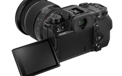 Nowy aparat Fujifilm X-H2s z obiektywem. Wyświetlacz uchylony, gotowy do pracy.