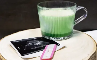 Zielone matcha w ciąży, obok pozytywnego testu ciążowego i zdjęcia USG. Nowy rozdział.