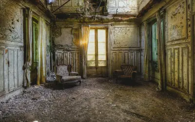 Deux fauteuils délabrés dans une pièce abandonnée, vestige d'une exploration urbex à Toulouse.