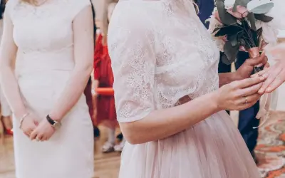 Jak się ubrać na ślub cywilny jako gość? Modne i eleganckie stylizacje dla kobiet